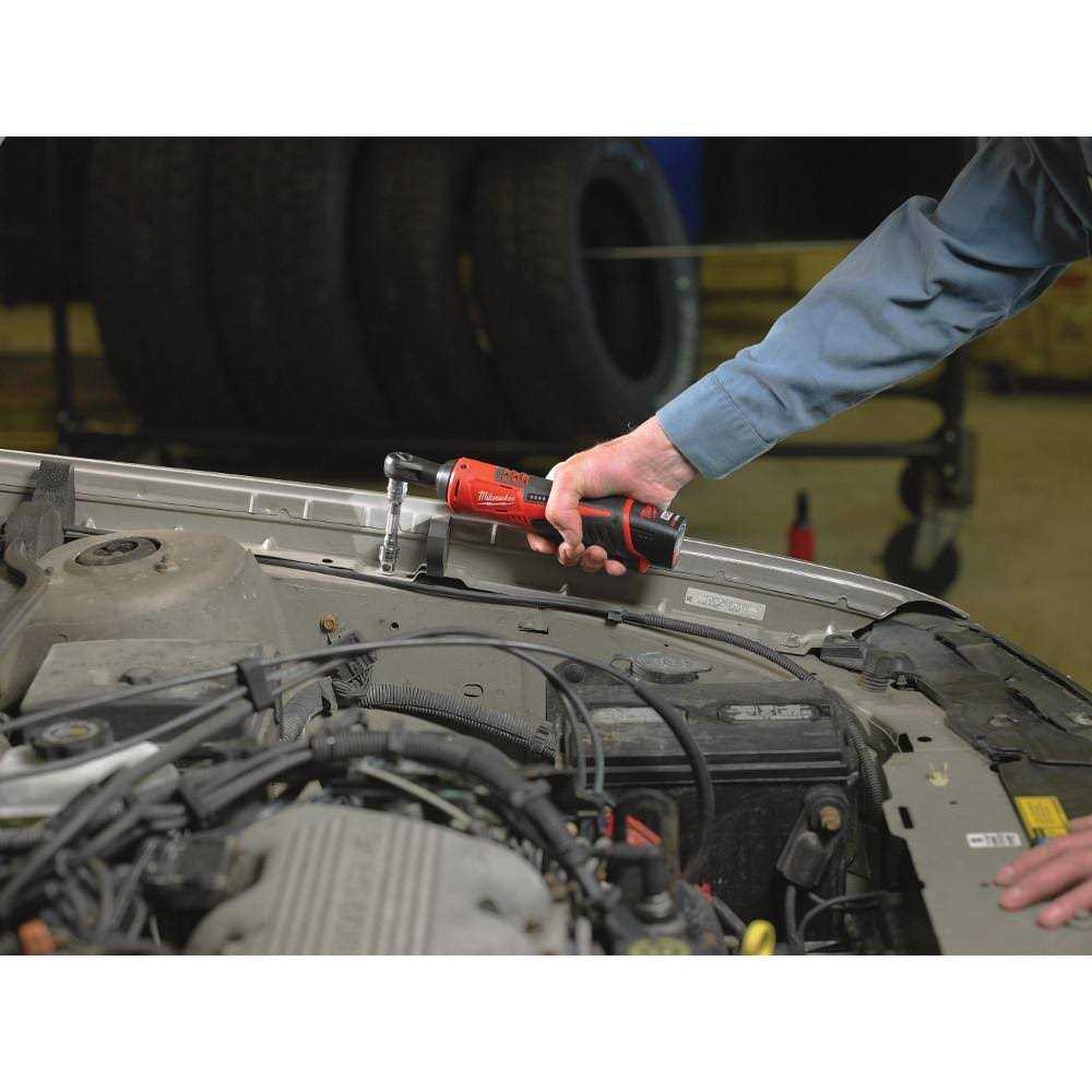 Milwaukee M12 12V Lithium-Ion Cordless 3/8 in. Ratchet with 1.5 Ah Battery Pack - Image 3