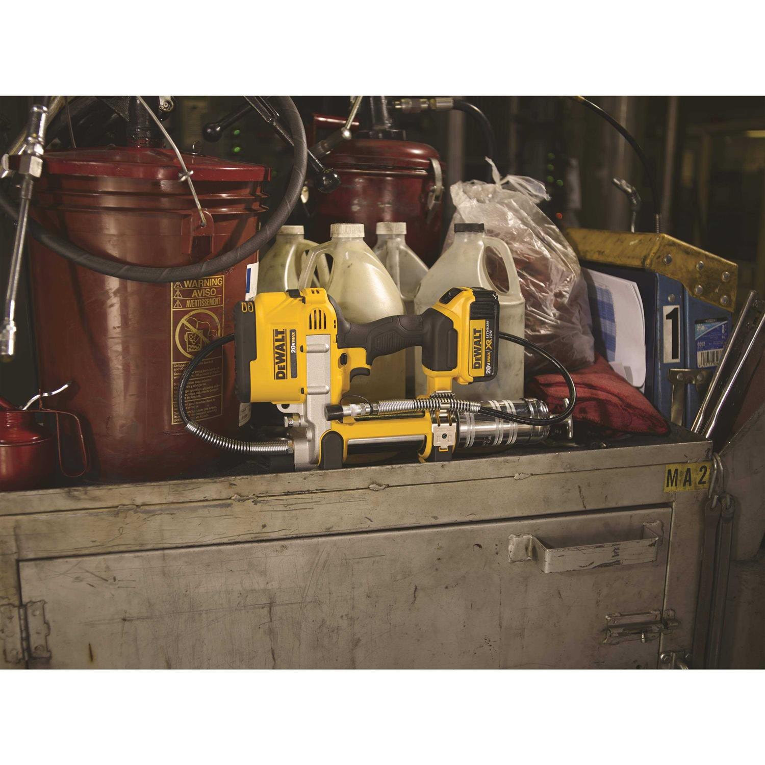 Dewalt 20V MAX Lithium Ion Grease Gun DCGG571M1 - Image 5