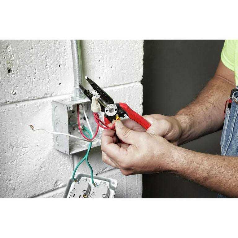 Milwaukee 48-22-3078 7 in 1 High Leverage Combination Pliers - Image 4