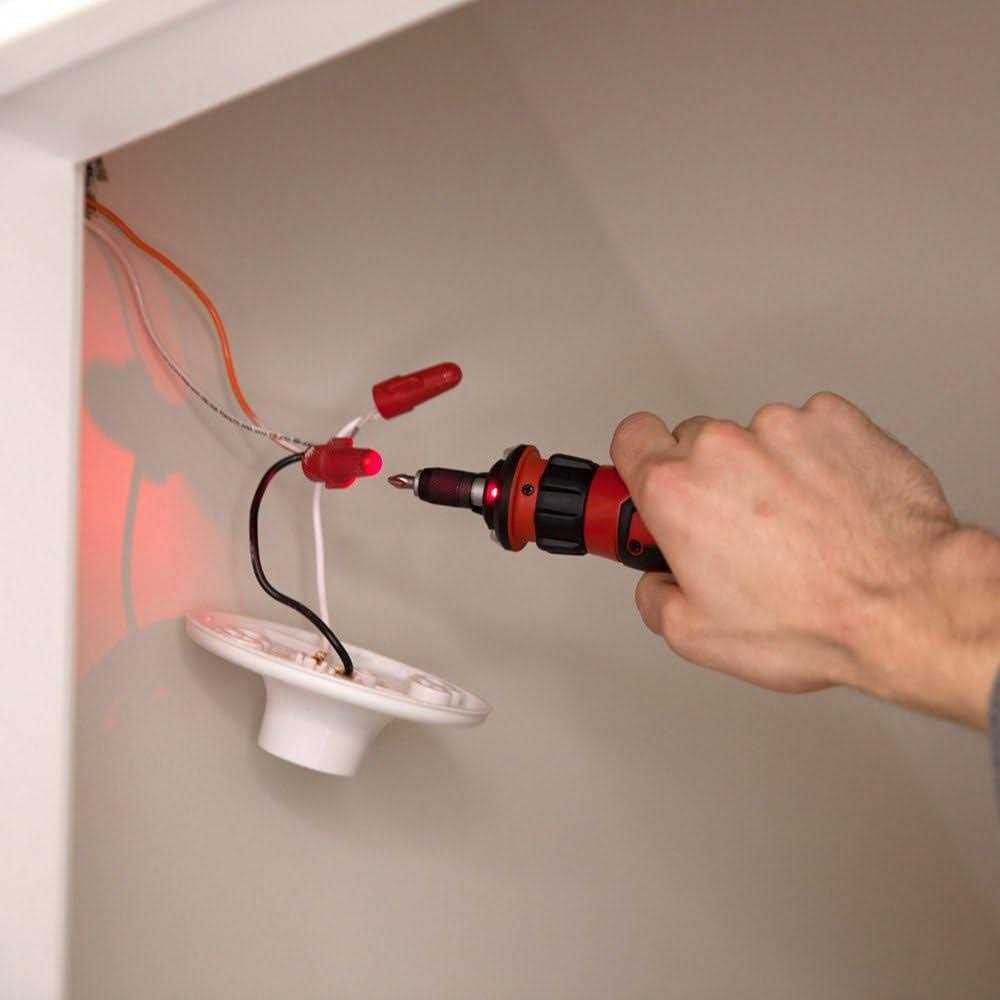 Skil Rechargeable 4V Cordless Screwdriver with Circuit Sensor Technology 45Piece Bit Kit - Image 3