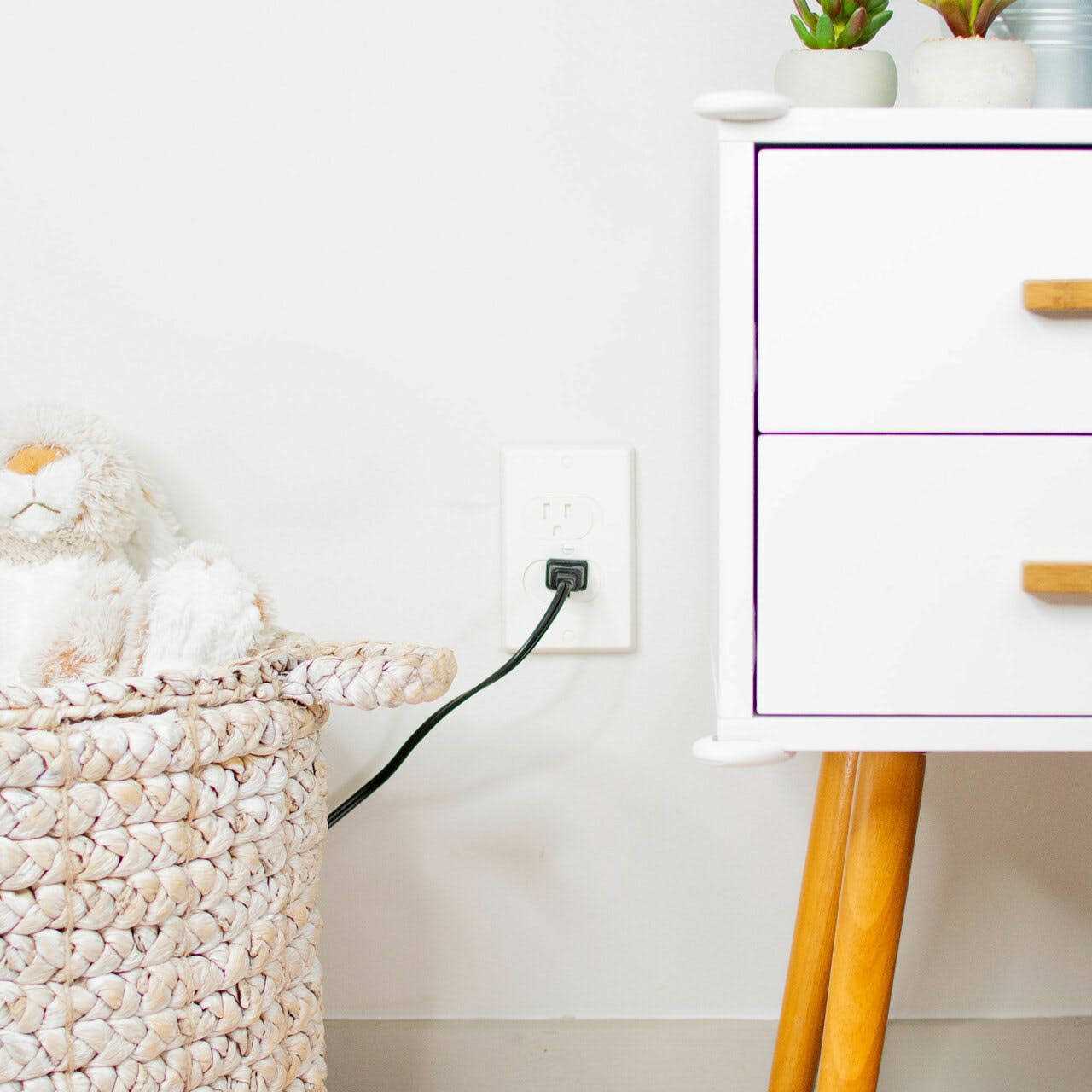 Qdos Universal Self Closing Outlet Cover - Image 4