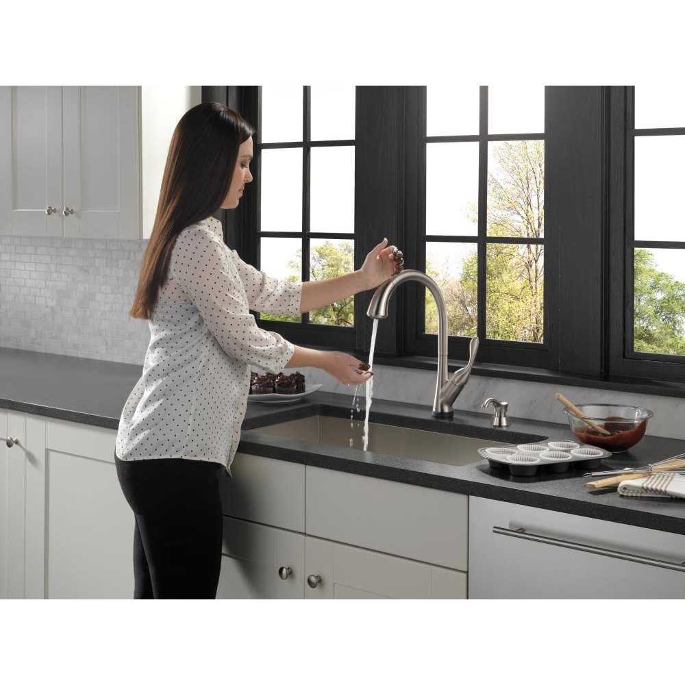 Delta Ashton Stainless 1-Handle Deck Mount Pull-down Touch ShieldSpray Kitchen Faucet - Image 4