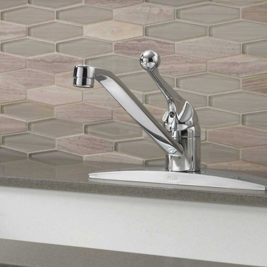 Delta Classic Single Handle Kitchen Faucet with Spray 400LF-WF - Image 5